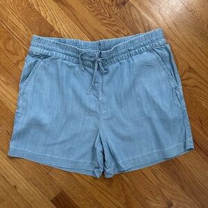 NWOT Tommy Bahama women’s shorts size medium.